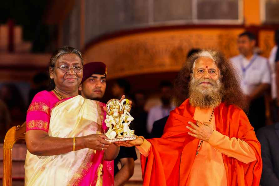 Prez Murmu during Ganga Aarti at Parmarth Niketan