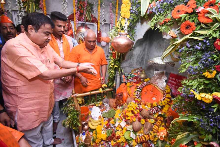 Nagpur: Union Minister Nitin Gadkari offers prayer at Hanuman Mandir...