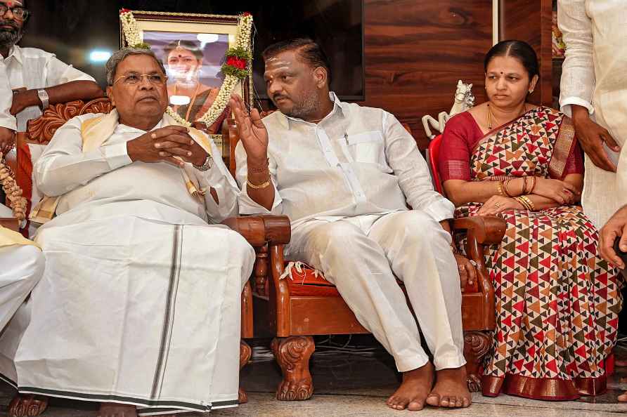 Siddaramaiah at Neha Hiremath's house