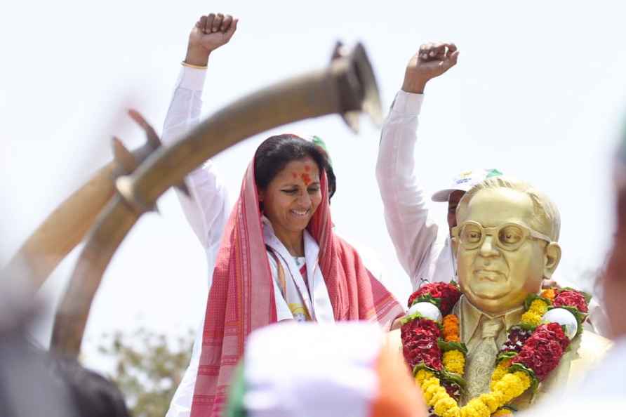 Supriya Sule campaigns for LS polls