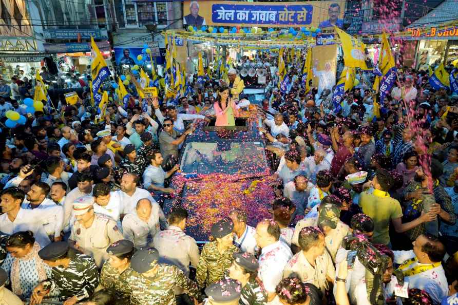 Sunita Kejriwal's roadshow for LS polls in Delhi