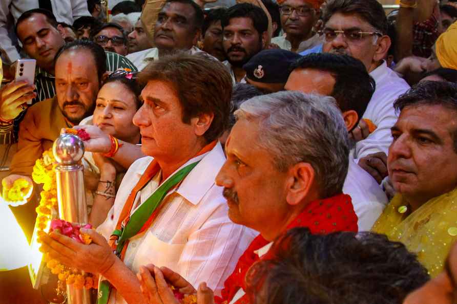 Raj Babbar at Sheetla Mata temple