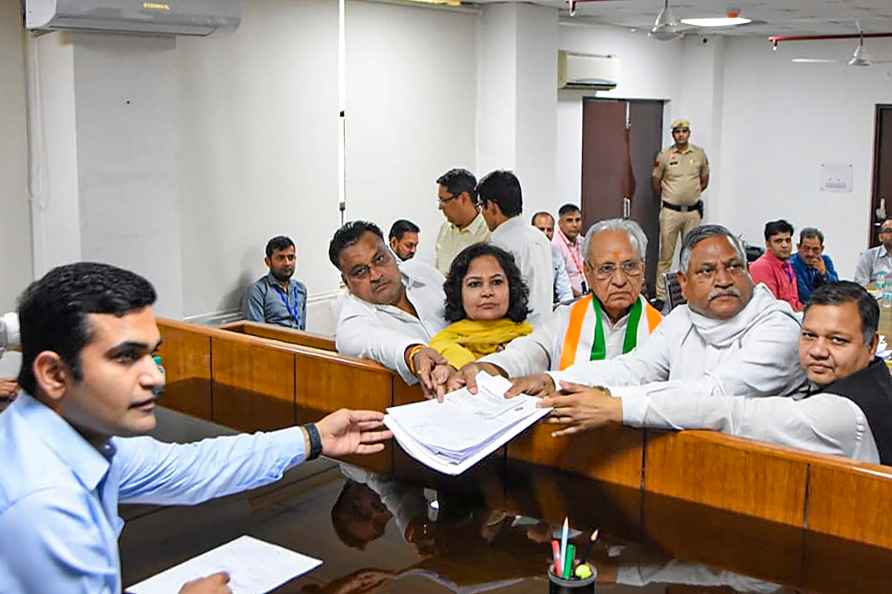 Cong's Mahendra Singh files nomination for LS polls