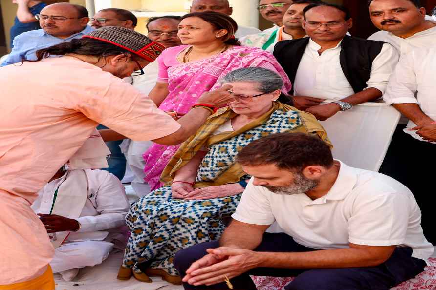 Rahul Gandhi performs puja after nomination