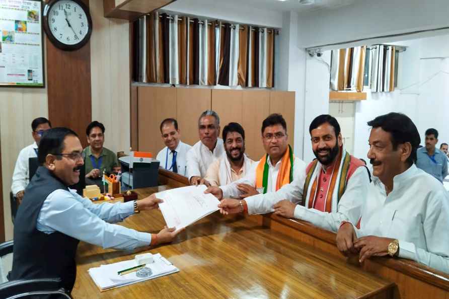 Ashok Tanwar files nomination