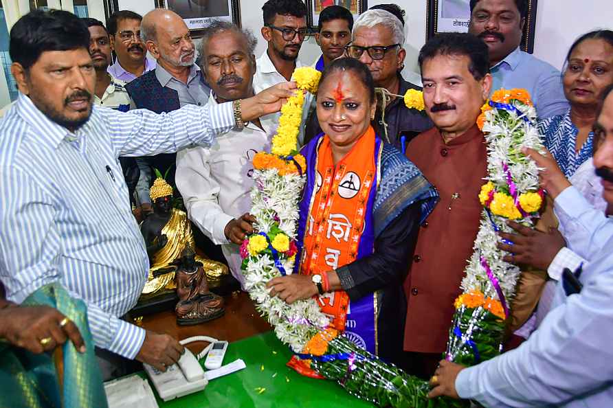 Shiv Sena's Yamini Jadhav meets Ramdas Athawale