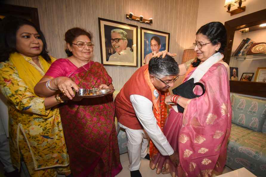 Patna: BJP candidate Ravi Shankar Prasad with his family at his ...