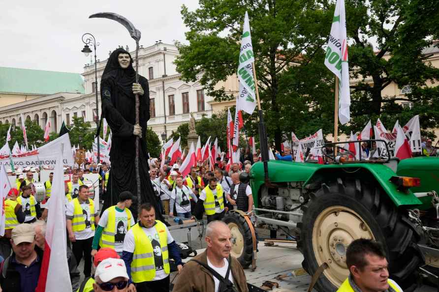 Polish farmers and other protesters gather