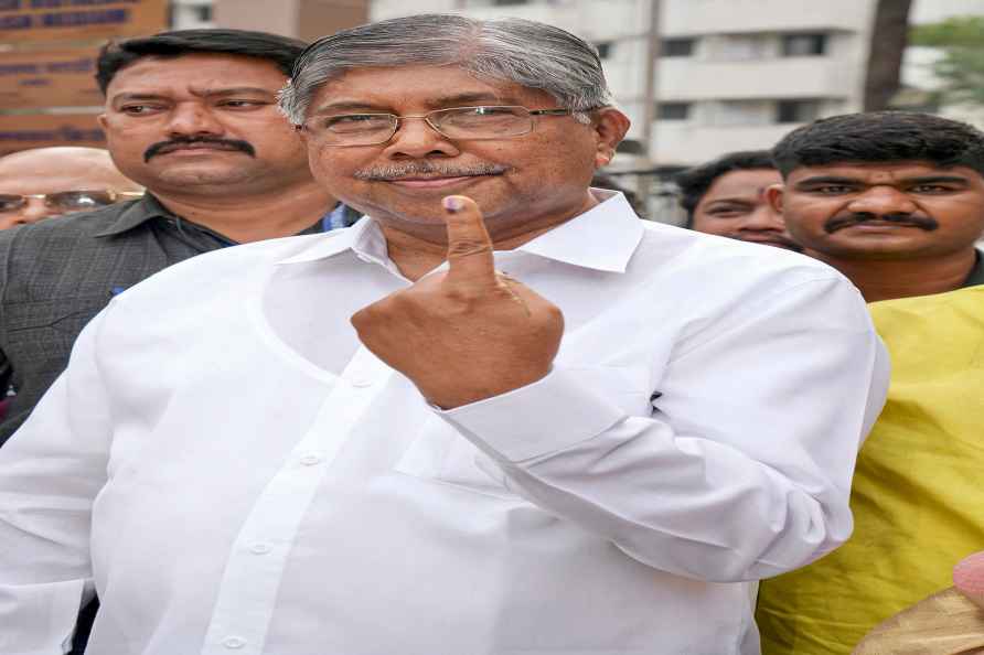 4th phase of LS polls: Chandrakant Patil votes