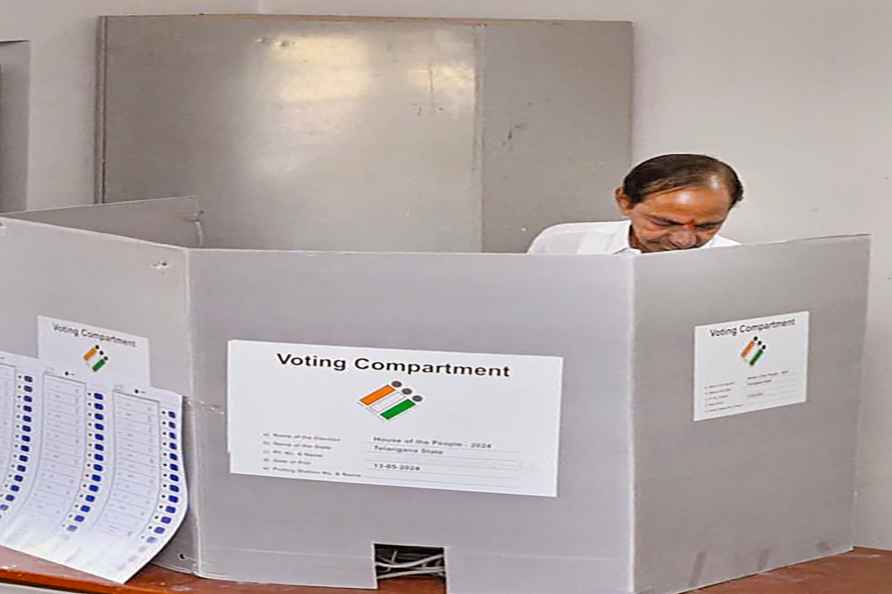 4th phase of LS polls: KCR votes