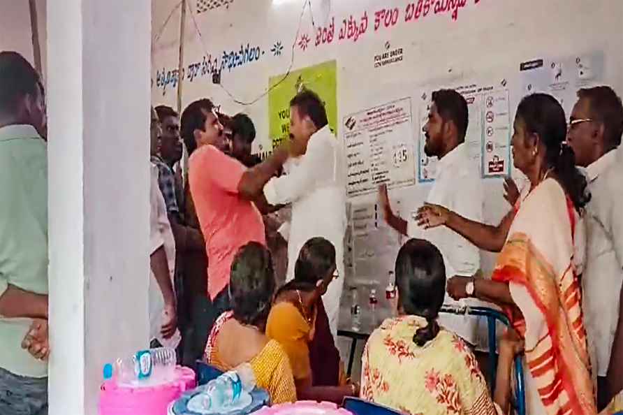 VS Shivakumar slaps a voter in Guntur