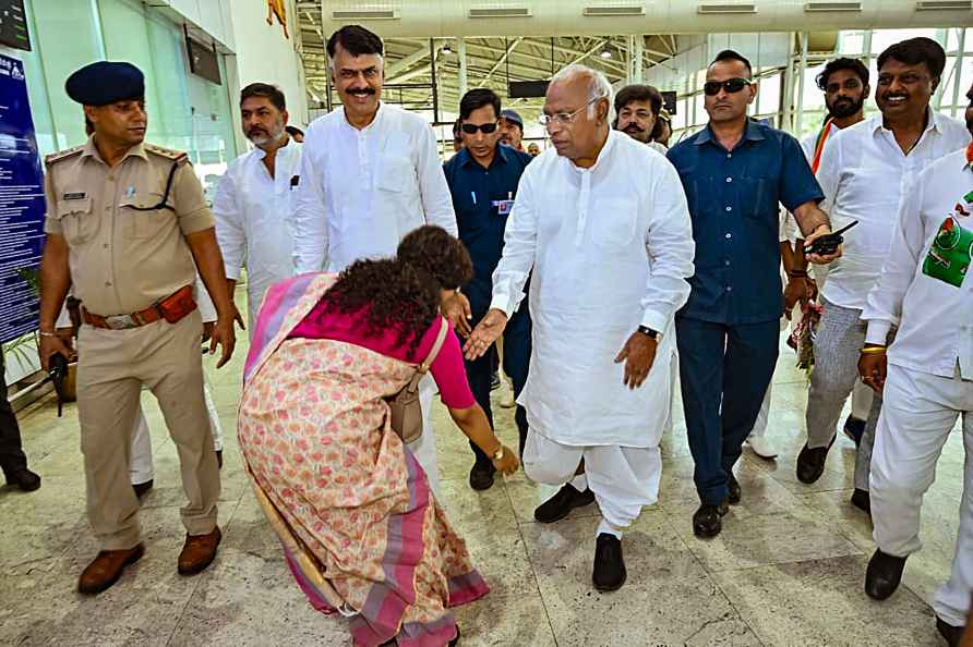 Mallikarjun Kharge arrives at Ranchi Airport