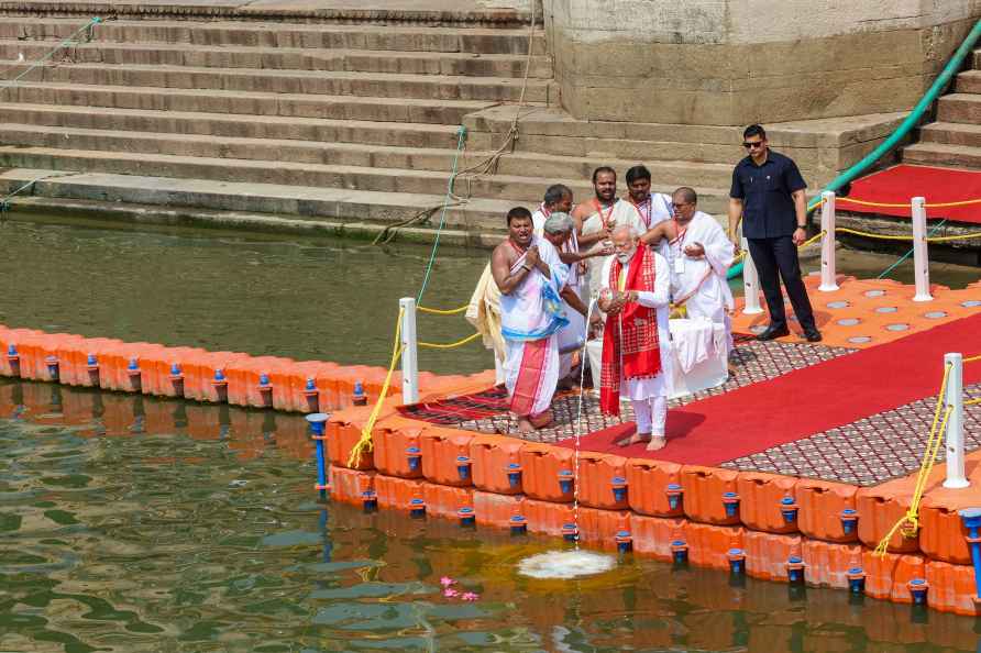 PM performs 'Ganga Poojan'