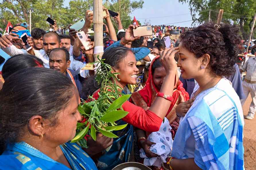 Giridih: JMM leader Kalpana Soren interacts with supporters during...