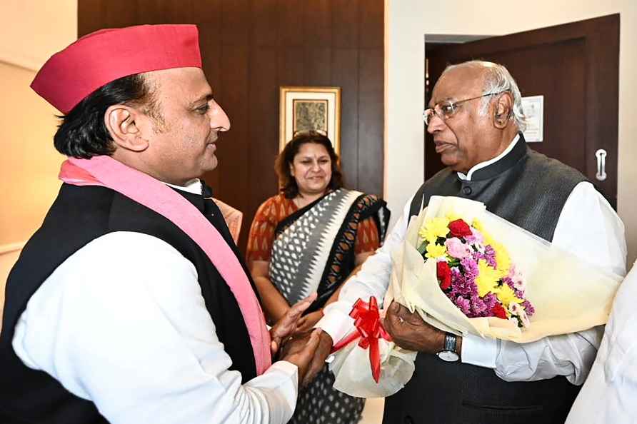 Mallikarjun Kharge - Akhilesh Yadav joint PC