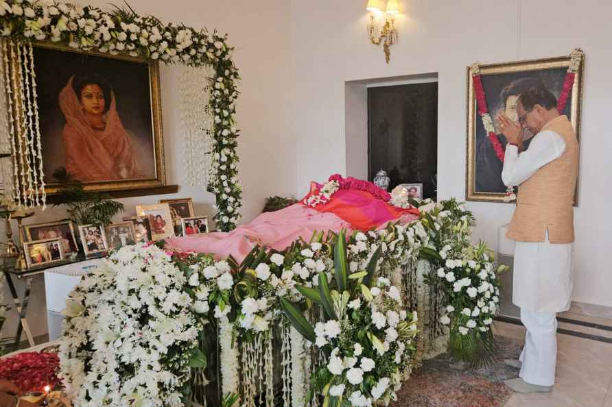 Shivraj Singh Chouhan pays last respects to Madhavi Raje Scindia