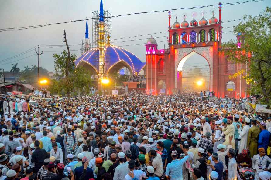 Devotees at Dargah Ala Hazrat in UP