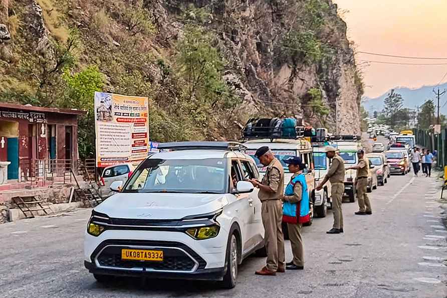 Rudraprayag: Police personnel check registration of 'Char Dham Yatra...