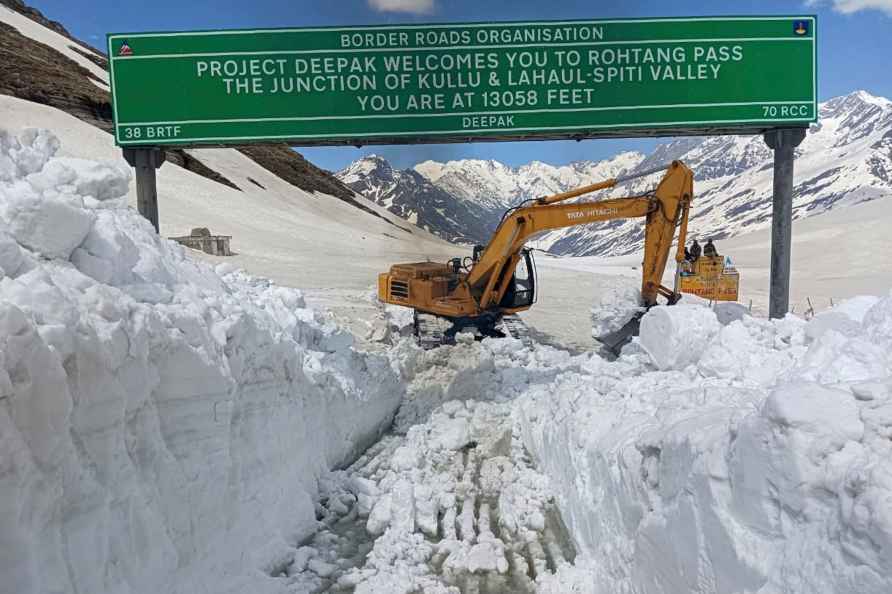 BRO clears snow from Rohtang Pass