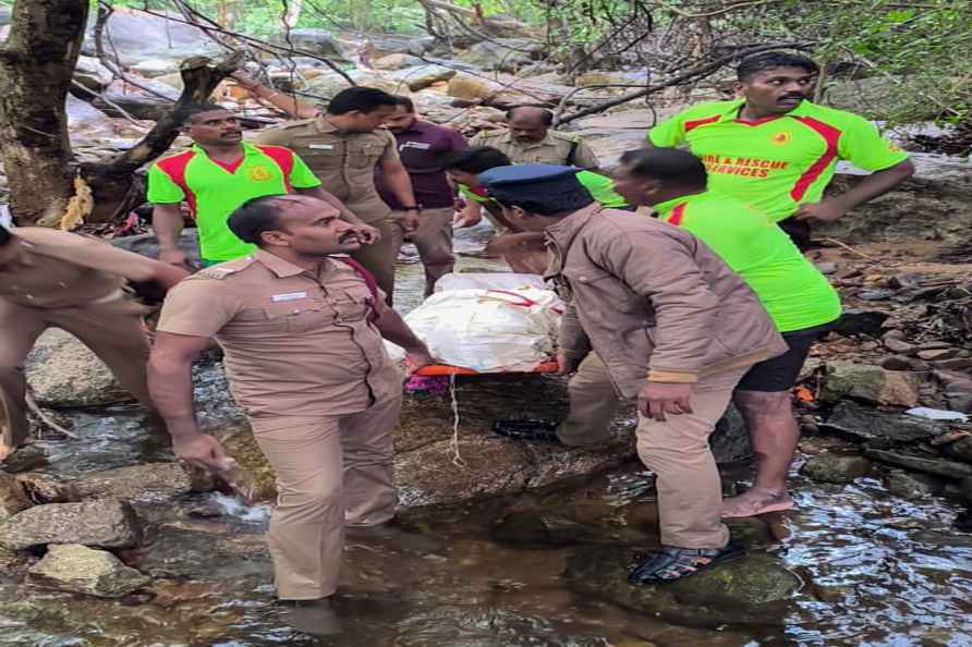 Flash floods at TN's Old Courtallam waterfall