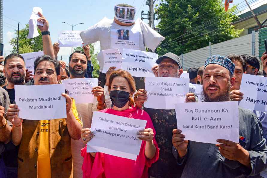 Protest against killing of ex-sarpanch in Srinagar