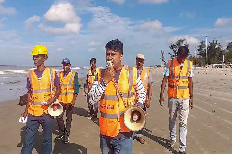 Preparations for landfall of cyclone 'Remal'