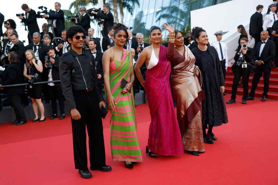 Hridhu Haroon,Kani Kusruti,Divya Prabha,Chhaya Kadam,Payal Kapadia