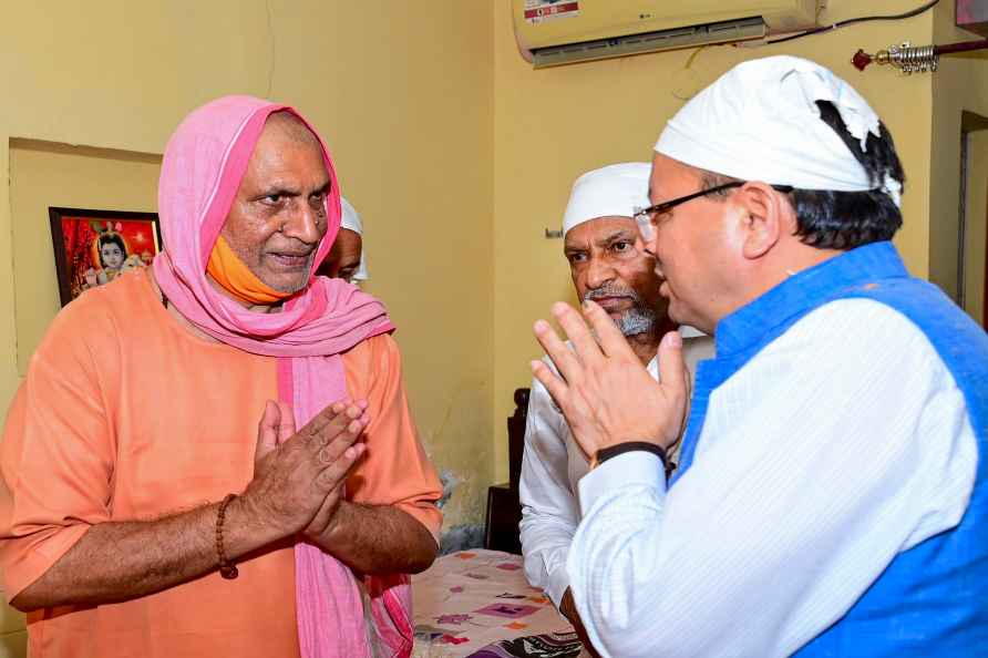 CM Dhami meets Swami Chetnananda Maharaj