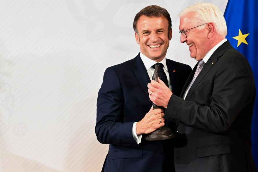 Frank-Walter Steinmeier presents Award to Emmanuel Macron