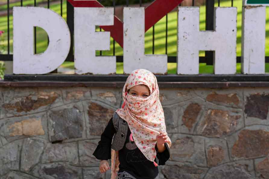 Weather: Visitors at Delhi zoo on hot day