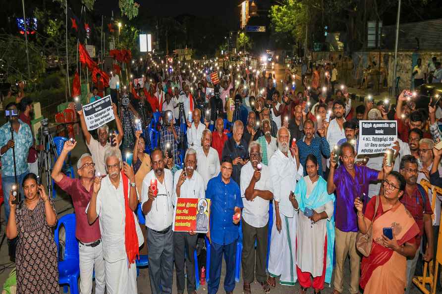 Eople Movement members protest