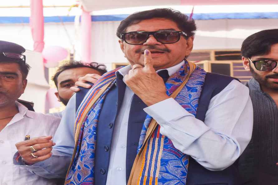 Last phase of LS polls: Shatrughan Sinha votes