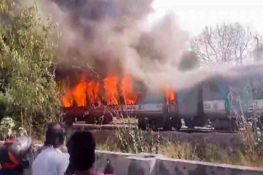 Fire breaks out in Taj Express in Delhi