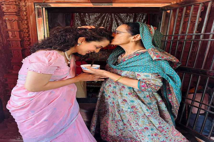 Kangana Ranaut with mother