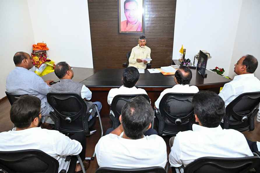 Chandrababu Naidu meets MPs in Guntur