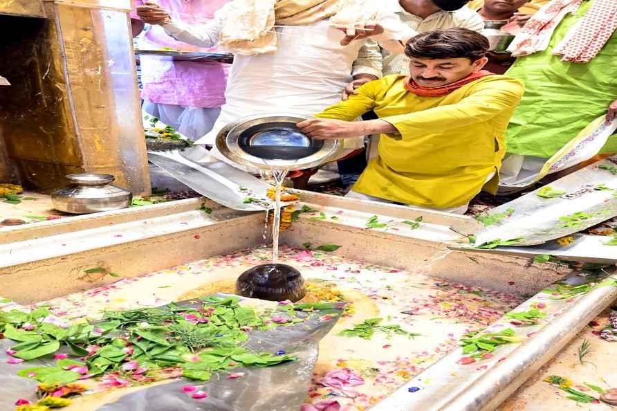 Manoj Tiwari at Kashi Vishwanath Temple