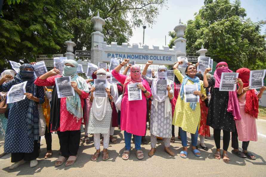 Students of Patna Women's College protest