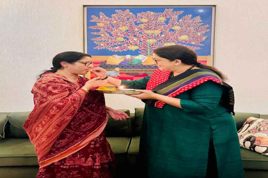 Annapurna Devi, Smriti Irani meet