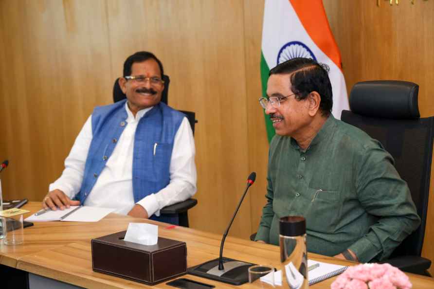 Pralhad Joshi in meeting with Ministry officials