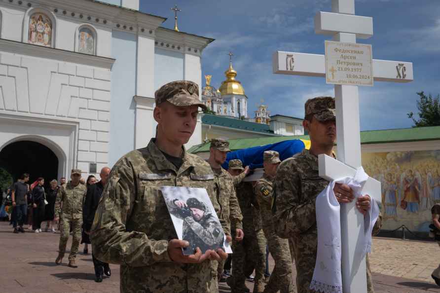 Soldiers carry the coffin of a Ukrainian serviceman,