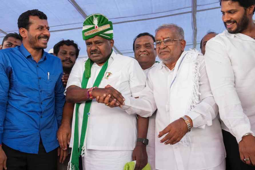 Kumaraswamy welcomed in Bengaluru