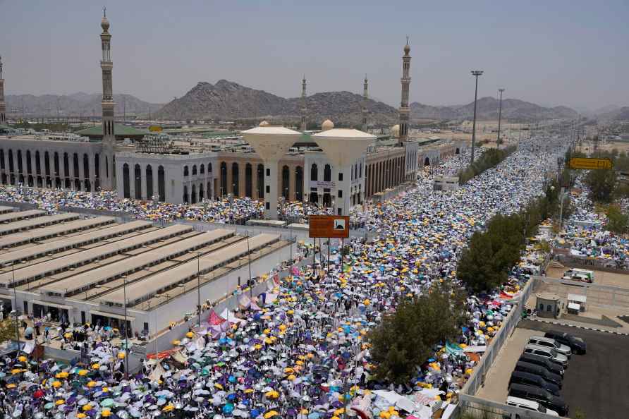 Muslim pilgrims gather outside Nimrah Mosque