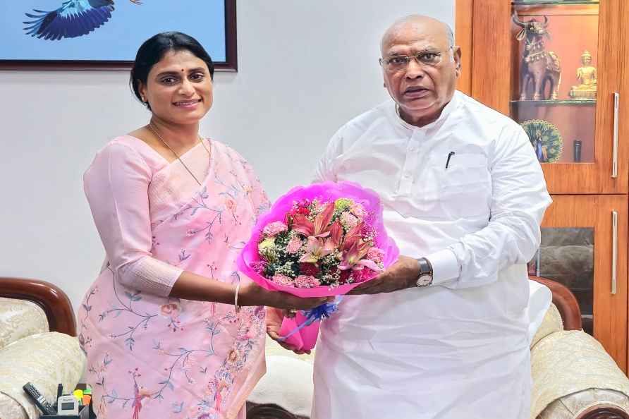 Mallikarjun Kharge, YS Sharmila meet