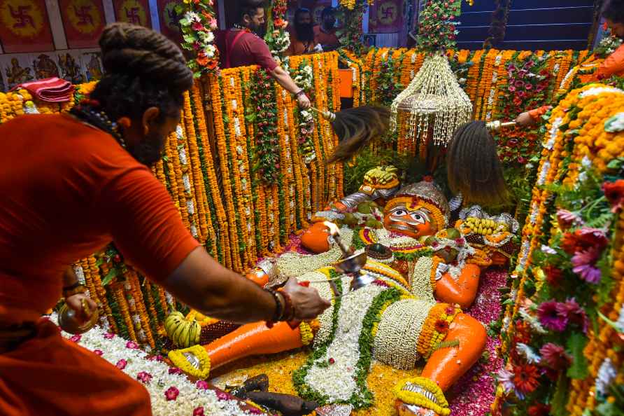 Balbir Giri offers prayers at Shri Bade Hanuman Ji temple