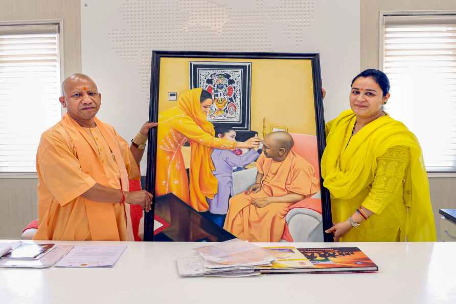 Adityanath meets Aparna Bisht Yadav