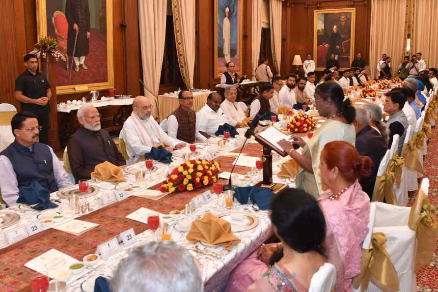 Prez Murmu hosts dinner for Council of Ministers