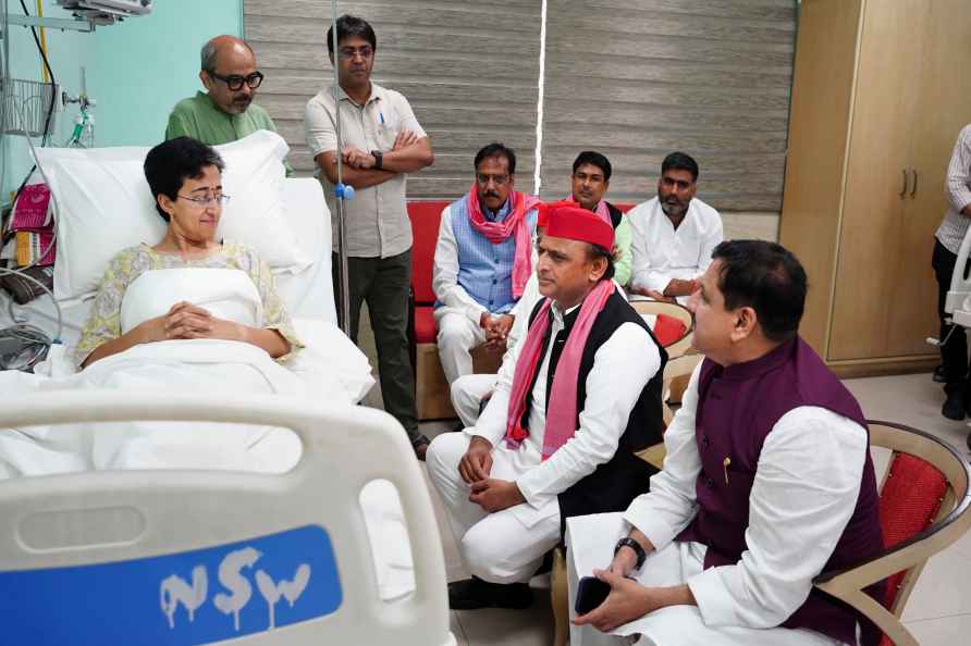 Akhilesh Yadav visits Atishi at LNJP