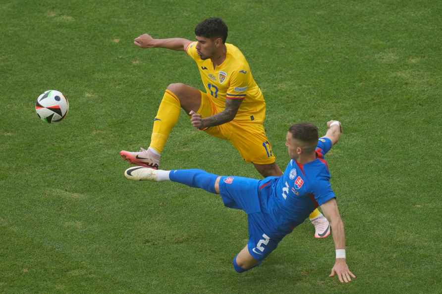 APTOPIX Slovakia's Peter Pekarik, right, and Romania's Florinel ...