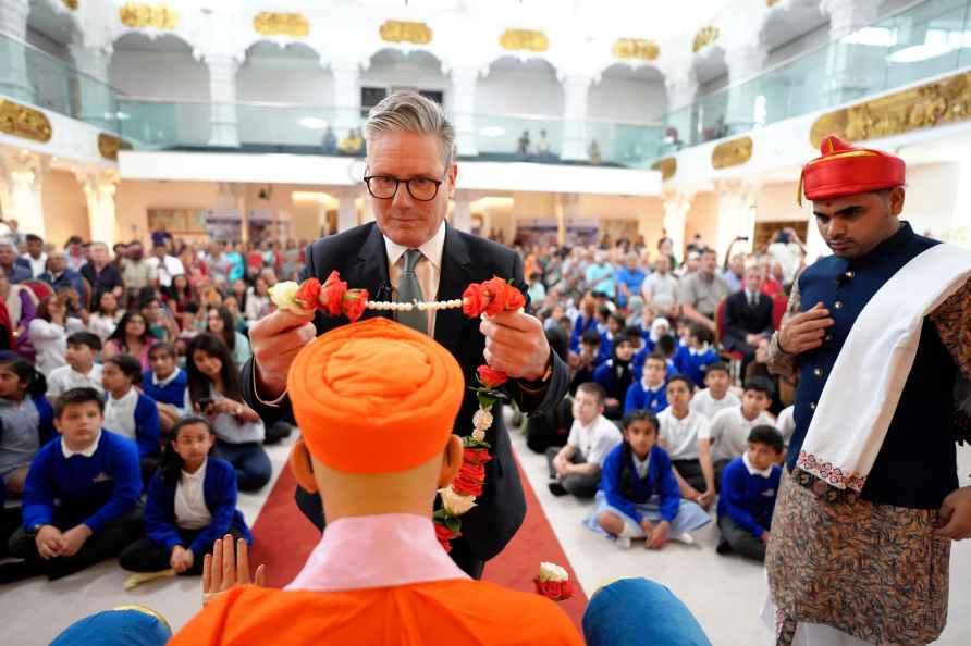 Keir Starmer visits the Shree Swaminarayan Mandir