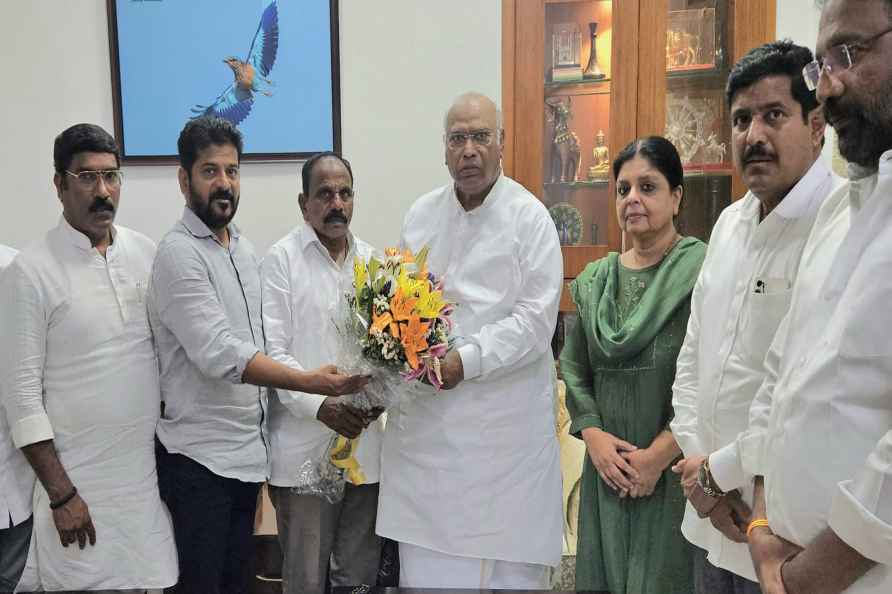 Kale Yadaiah joins Congress